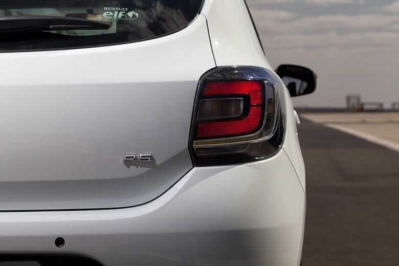 Assim como os faróis, lanternas também usam máscaras negras, deixando o visual ainda mais "malvado". Detalhe curioso: o nome Sandero foi removido da tampa traseira, que ostenta a sigla RS e o nome Renault Sport

LEIA TAMBÉM
Aceleramos: Renault Sandero RS é nervosinho e vai além do visual