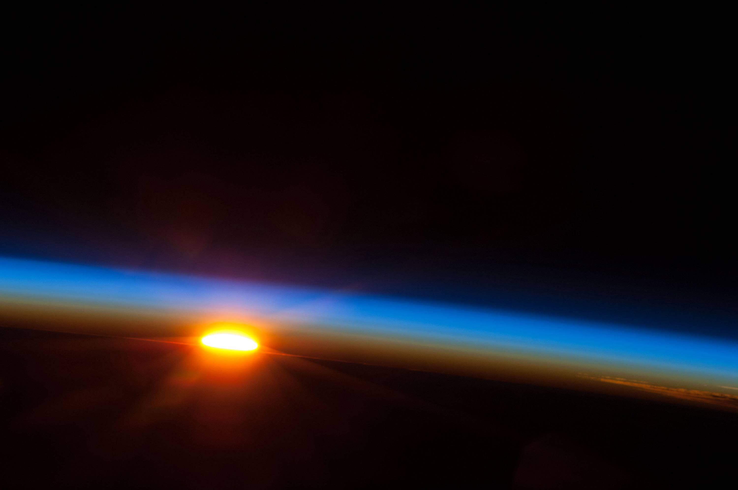 Na imagem, tirada por um dos membros da "Expedição 35", a bordo de uma estação espacial, o sol nasce acima do Oceano Pacífico, na madrugada de hoje