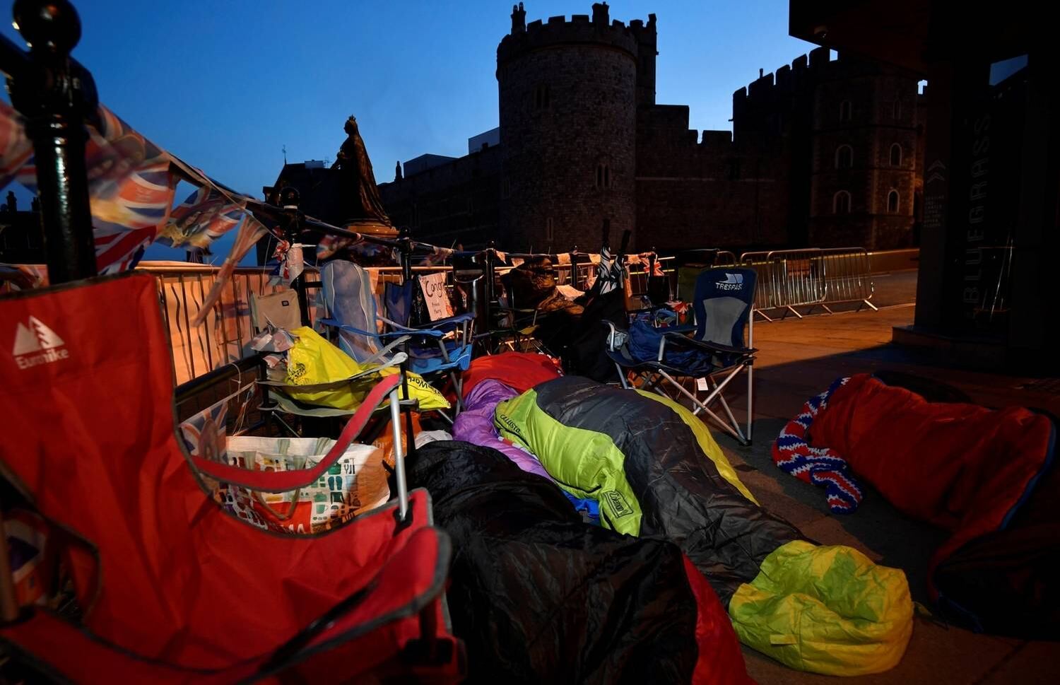 Os fãs da família real já estão acampando nas calçadas do Castelo de Windsor, onde acontecerá o casamento real entre Meghan Markle e o príncipe Harry no próximo sábado (19)