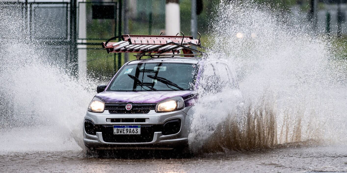 Chuva intensa provoca alagamento e congestionamento no viaduto Pompeia