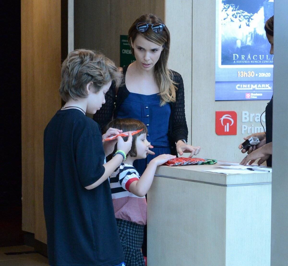 Débora Falabella e Murilo Benício vão ao cinema com os filhos