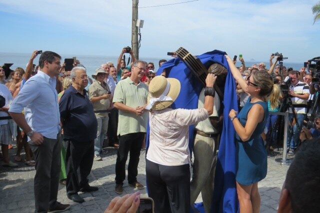 A estátua fica posicionada na entrada do Arpoador, na altura da avenida Francisco Bhering