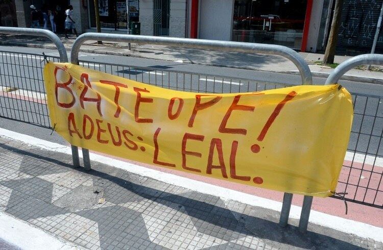 Em frente ao velório, fãs fizeram faixas em homenagem a Roberto Leal