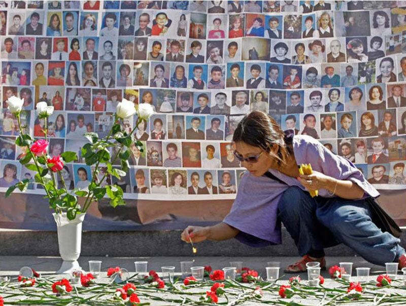 

Um dos piores ataques terroristas à Rússia aconteceu em
setembro desse mesmo ano, quando uma escola da cidade de Beslan foi
atacada por terroristas tchetchenos, que cercaram o prédio com explosivos e
fizeram 1.200 pessoas reféns por três dias.


Quando a polícia russa invadiu o local, os terroristas detonaram explosivos e
atiraram contra os civis. Um total de 344 pessoas morreu: 186 eram crianças

