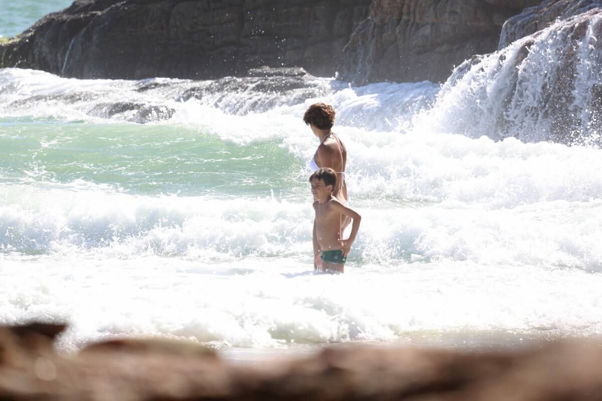 Sophie Charlotte e Daniel de Oliveira se divertem em praia com a família