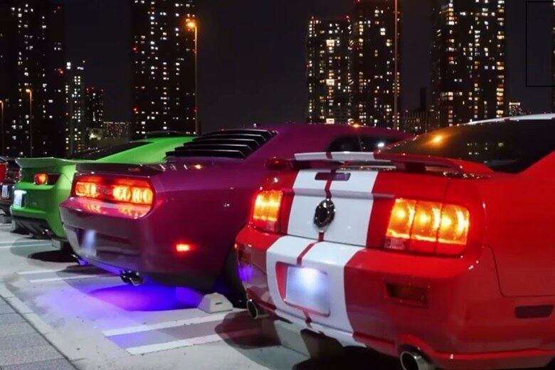 Os encontros costumam ser realizados à noite, quando os esportivos ganham ainda mais destaque com acessórios na carroceria e luzes de neon 