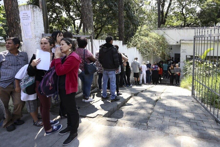 Fila para vacinação contra febre amarela na UBS Mariquinha Sciáscia