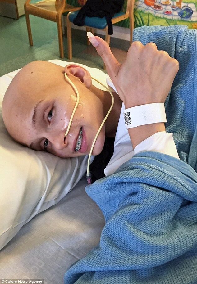 Uma adolescente apaixonada por esportes que achou que tinha
lesionado seu músculo, na verdade, tinha um tumor do tamanho de um melão nos
seus membros inferiores. Elie Waters, de 14 anos, foi diagnosticada com um edema subcutâneo
após desmaiar durante uma corrida no ano passado.

A jovem tinha notado um
pequeno nódulo em suas nádegas, e ele causava muita dor, impedindo-a de se
sentar. Contudo, Elie não disse à família o que estava sentindo. As informações são do portal de notícias britânico DailyMail