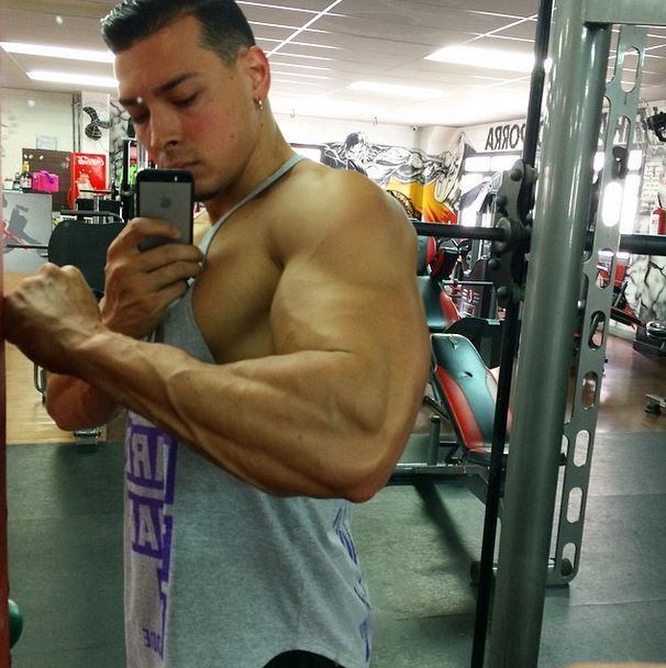 Olha o bração! Vai encarar?

+ VÍDEO: Fernando e Sorocaba cantam sucessos e animam a galera no Legendários
+ Filho de Hudson rouba a cena e pai se derrete: "A mãe dele é meio feinha, mas ele é bonito"
+ Assista às íntegras do Legendários no R7.com/Play!