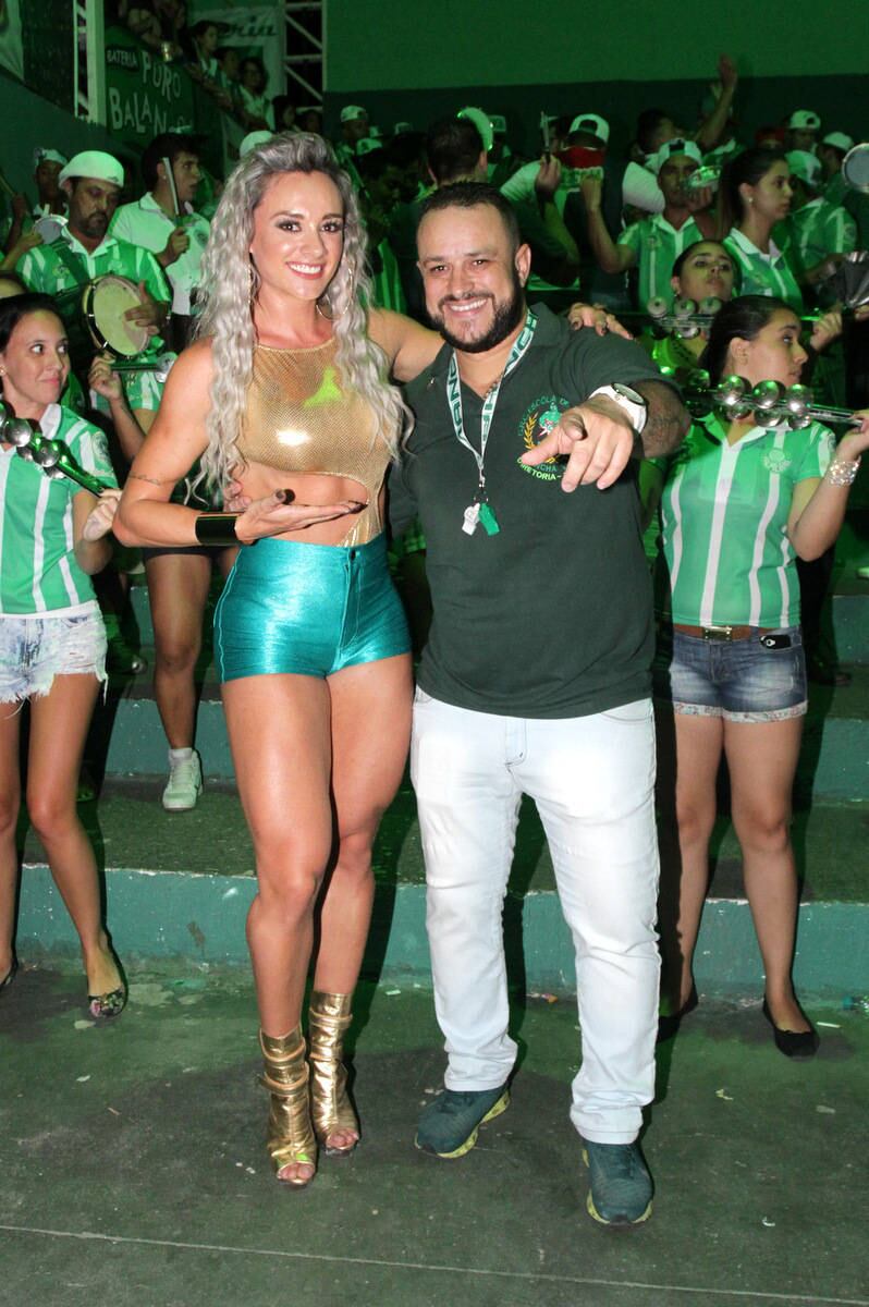 Juju Salimeni roubou a cena no ensaio da escola
