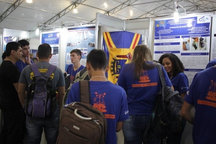 Estudantes apresentam projetos para avaliadores