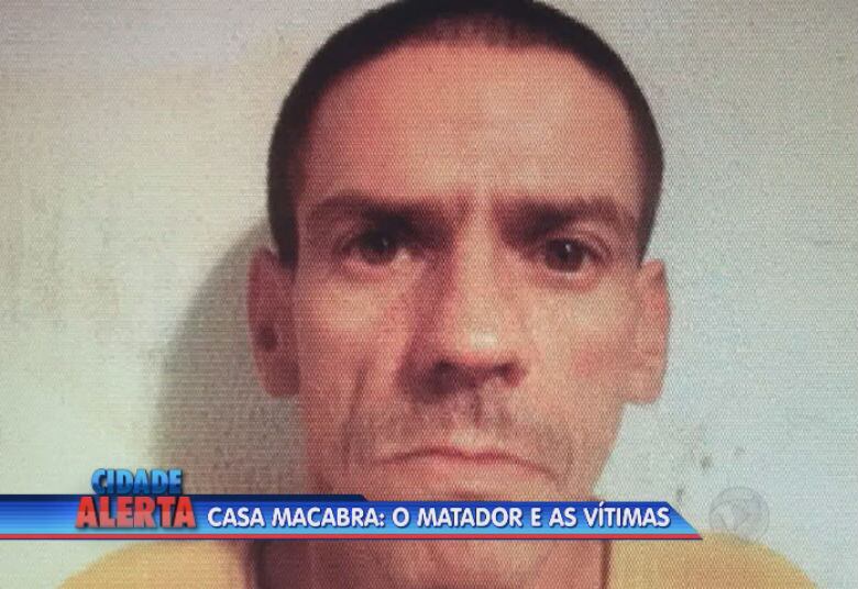 A polícia também encontrou roupas infantis no local e desconfia de que entre as vítimas possa haver crianças. Também foi apreendido um fogão ensanguentado, mas não há indícios de canibalismo, informou o órgão.
Até o momento, a ligação entre as vítimas do serial killer é o fato de que todas, a princípio, são usuárias de drogas