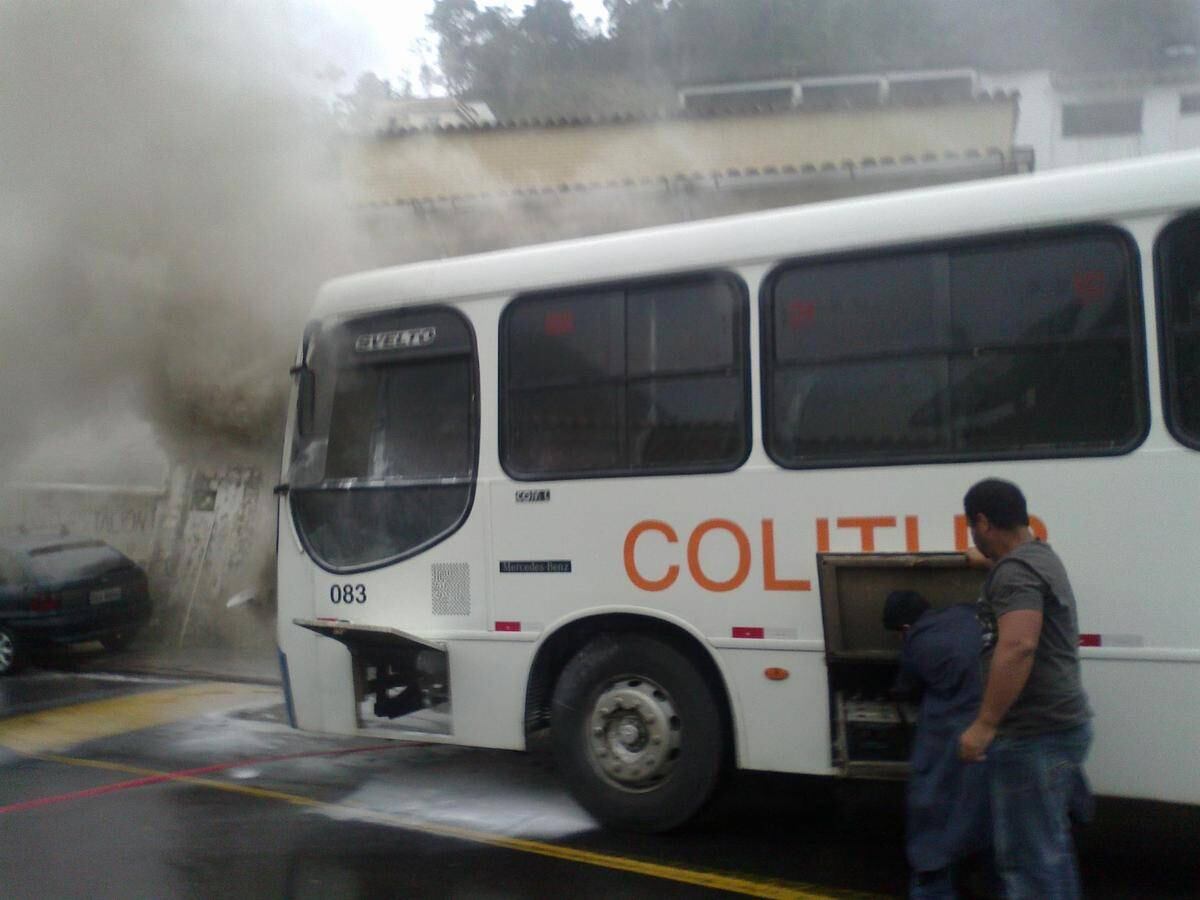 Foto de ônibus da empresa em meio a fumaça: moradores postam imagens de veículos com "problemas de manutenção"