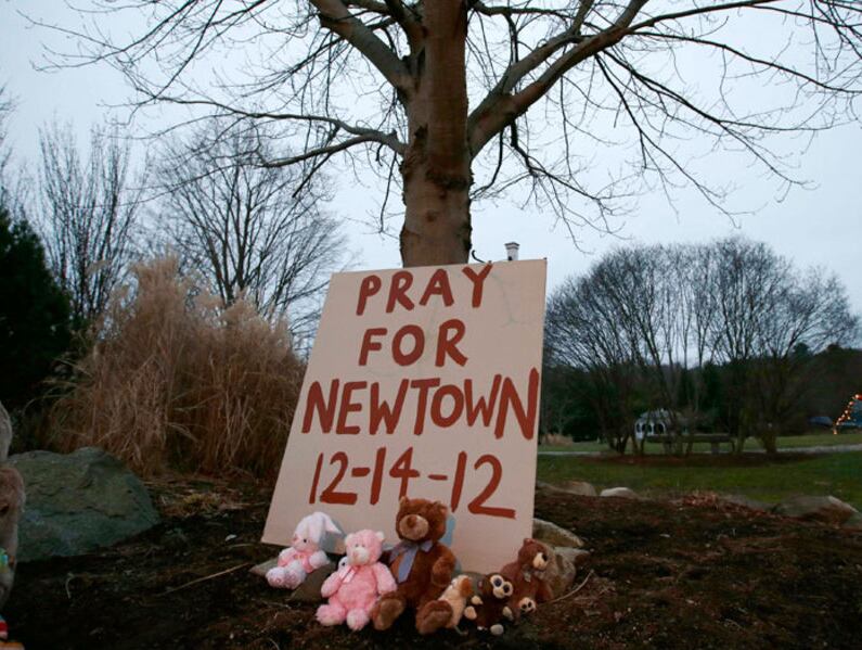 Memorial em Newtown, palco do massacre de sexta-feira (14)