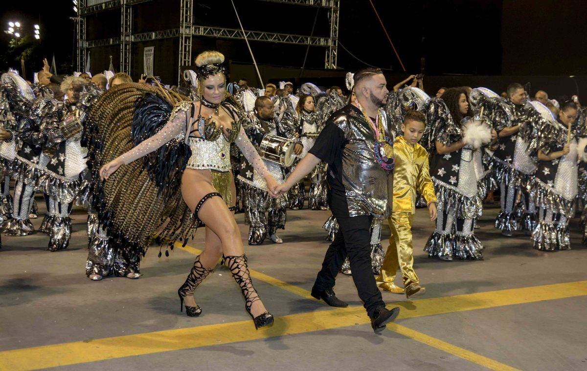 Ellen Roche curte terceiro lugar da Rosas de Ouro no desfile das campeãs de São Paulo