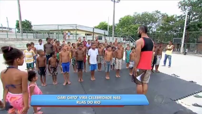 Em Acari, na zona norte, Jorge ensina MMA a
crianças da comunidade. Jorge faz do esporte um aliado para deixar o corpo em
dia e ajudar no trabalho como gari