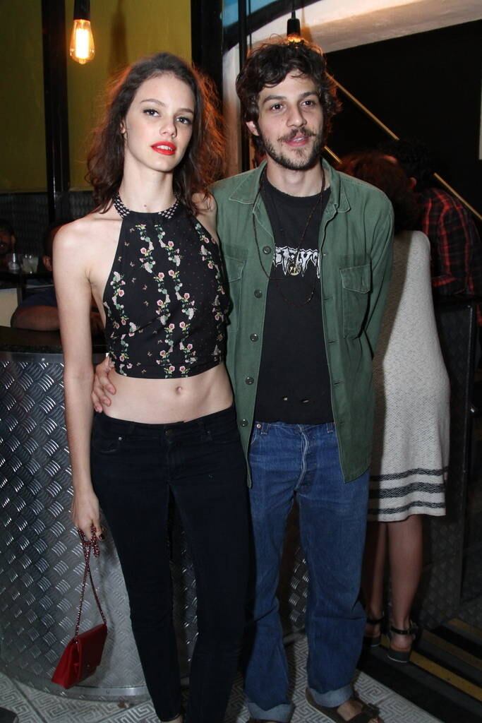 Chay Suede e Laura Neiva foram vistos juntos pela primeira vez após reatarem o namoro nesta sexta-feira (12). Após um ano e meio de relacionamento, o casal rompeu em abril deste ano
Acesse o R7 Play e assista à programação da Record quando quiser