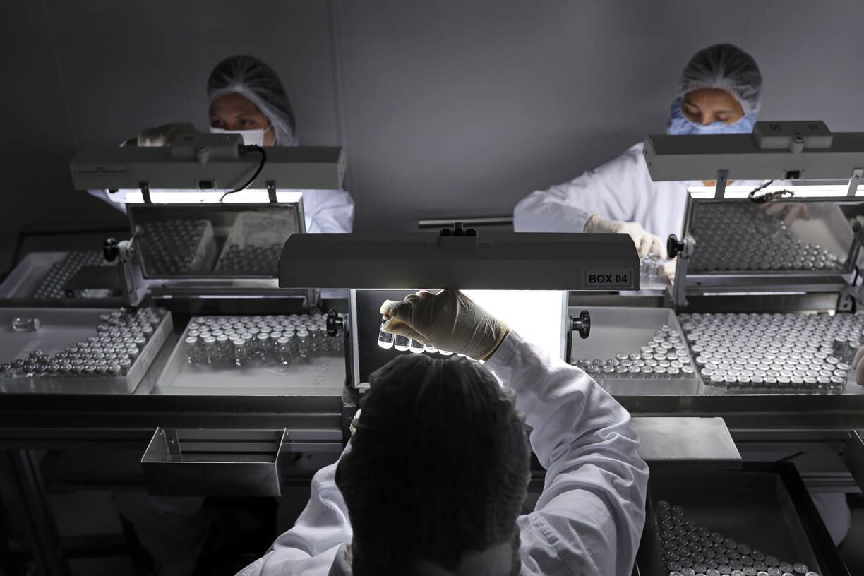 Vacinas são produzidas para combater vírus; nova cepa é confirmada