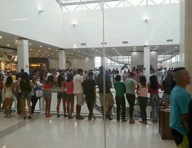 Cerca de 3.000 jovens participaram do "role", segundo o shopping