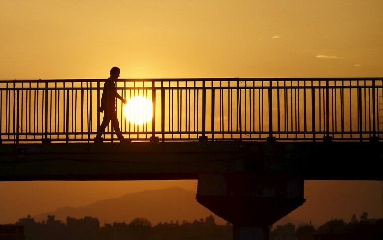 Nesta travessia da morte para a vida, muitos sucumbiram. Outros tantos venceram. E o sol, com seu esplendor, observa tudo à distância, no ritmo do universo, se pondo nas tragédias e renascendo nos milagres

Após 120 horas, menino é resgatado com vida no Nepal
