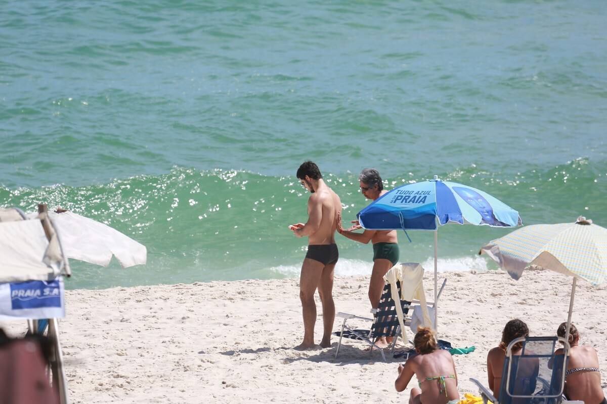 Emiliano D'Avila mostra atributos físicos em dia de praia no Rio