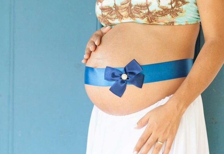 A obstetra orienta a não usar cremes ou pomadas nos mamilos, apenas se houver fissuras. “Nesse caso, o médico indicará o medicamento adequado. É importante sempre consultar um especialista antes de aplicar qualquer tipo de medicamento durante a período lactário”, reforça.