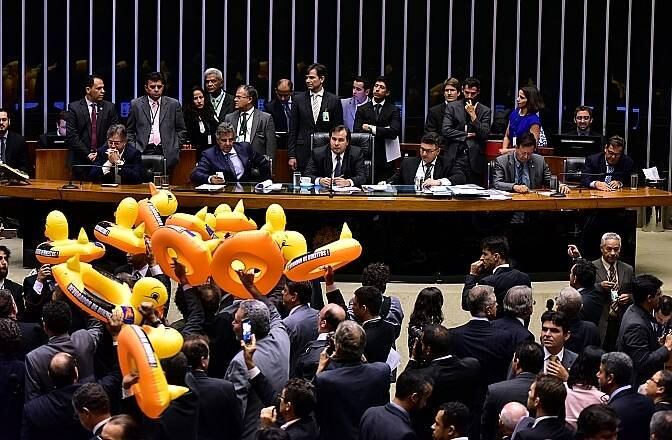 Votação foi marcada por protestos na Câmara