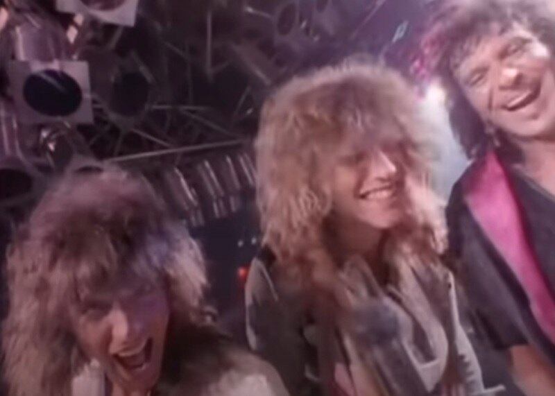 Provavelmente a música mais famosa de Bon Jovi. Extremamente cativante e enérgica, ao estilo da banda, essa canção ainda causa alvoroço em festas e eventos atualmente.