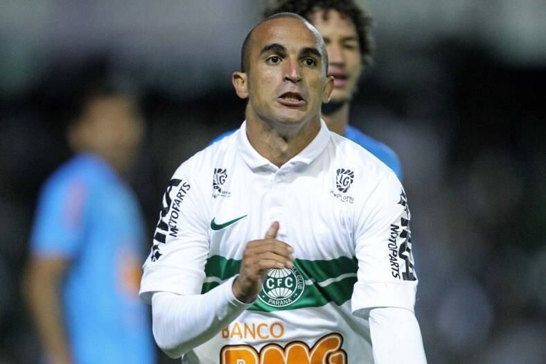 O Coritiba foi outra equipe que, por pouco, não foi rebaixada para a Segundona do ano que vem. Um veterano desta equipe pôde contribuir para que o descenso não acontecesse, trata-se do volante Gil, revelado pelo Santo André, e que é titular absoluto da equipe paranaense
