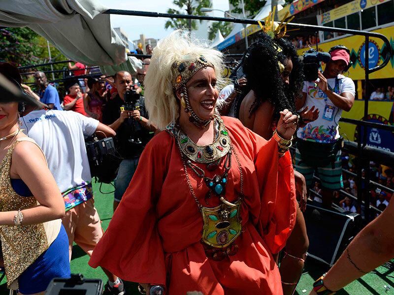 A fantasia de Sarajane homenageou Eike Maravilha (foto), que morreu em 2016. O trio comandado pela artista homenageava Chacrinha e as Chacretes