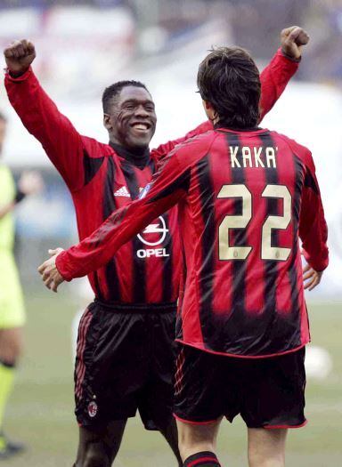 Se hoje ele usa a 8 no São Paulo, quando fez história no Milan Kaká usava a camisa 22