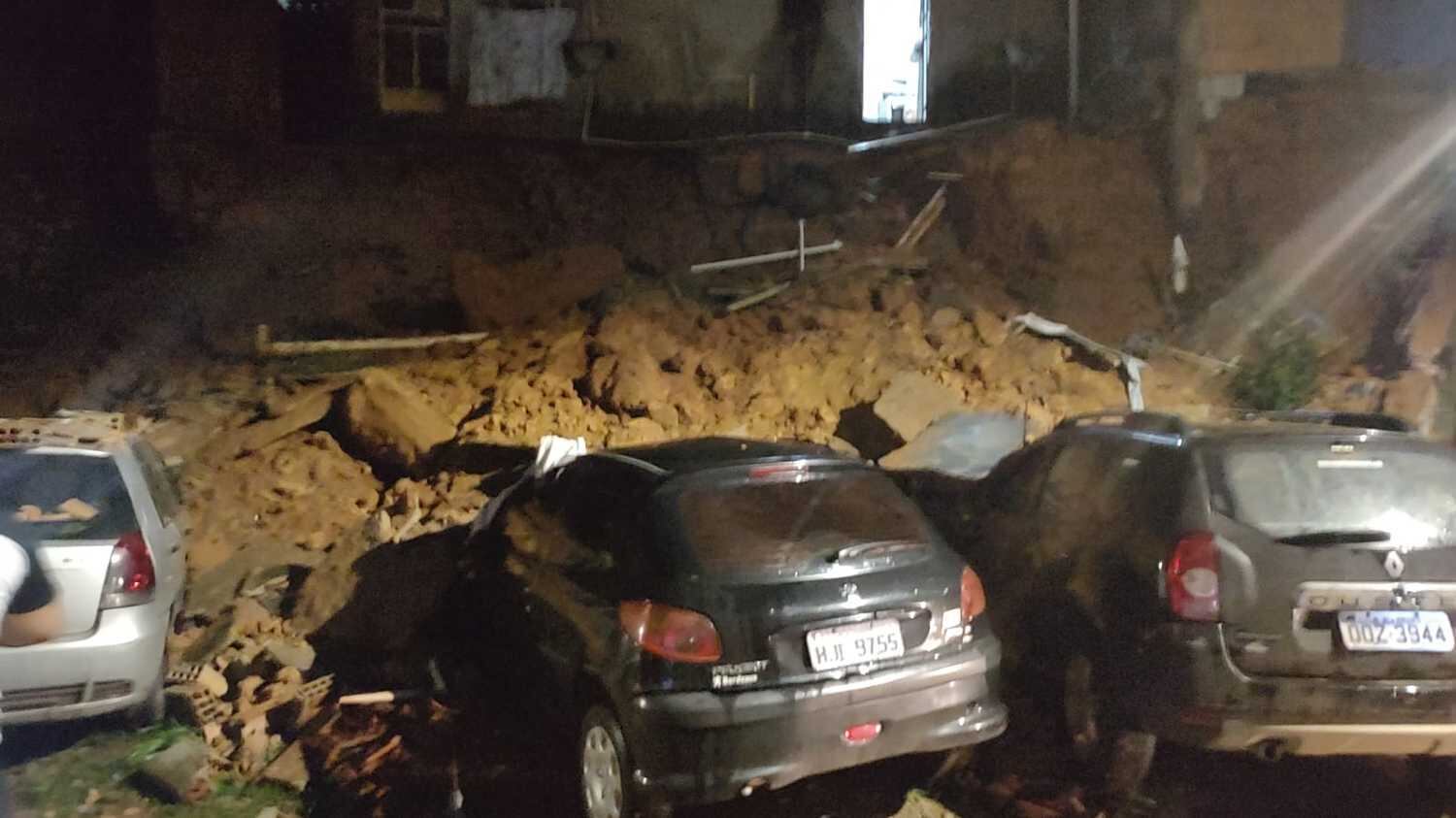 Três carros foram atingidos na queda do muro de arrimo