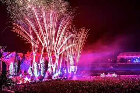 Palco principal recebeu teve show de fogos e performances