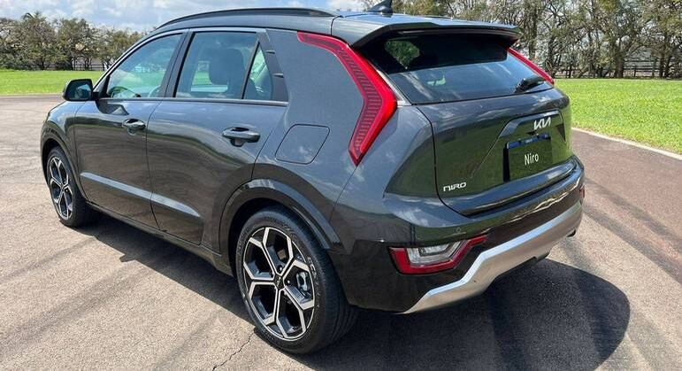 Traseira traz amplos faróis no formato de bumerangue na coluna C