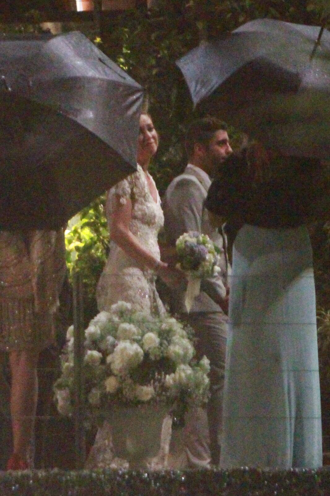 Um dos momentos altos foi a troca de alianças, a atriz se emocionou no momento e chorou