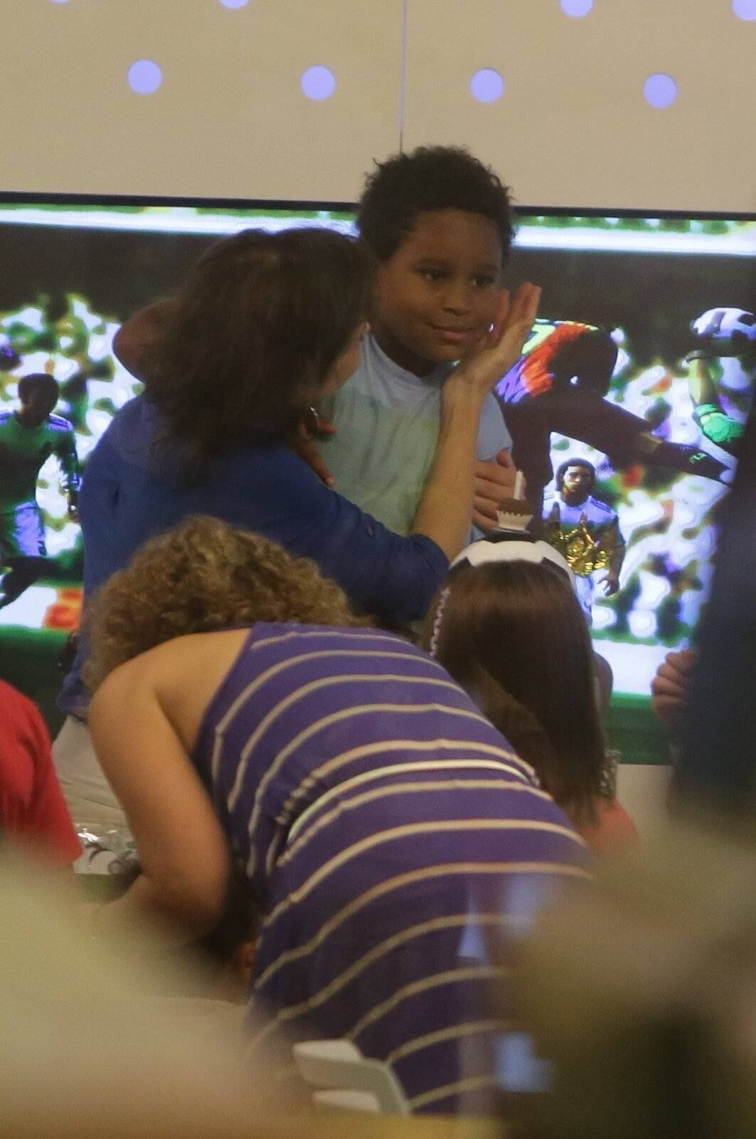 Drica Moraes comemora aniversário do filho adotivo em parque infantil