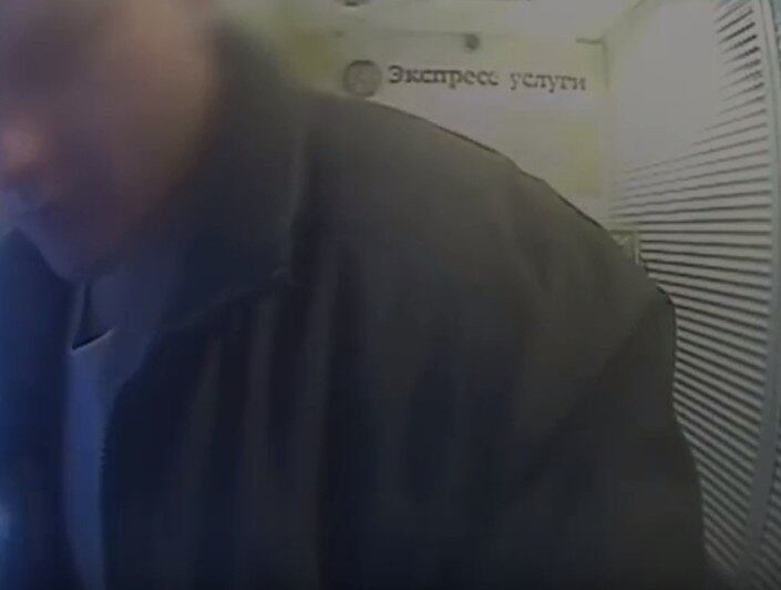 Ele surge no início da filmagem. Parece olhar para a câmera e avisar: "Vejam o que nós vamos fazer". Segundo o jornal britânico Mirror, usuários das redes sociais da russa fizeram pouco caso do episódio 