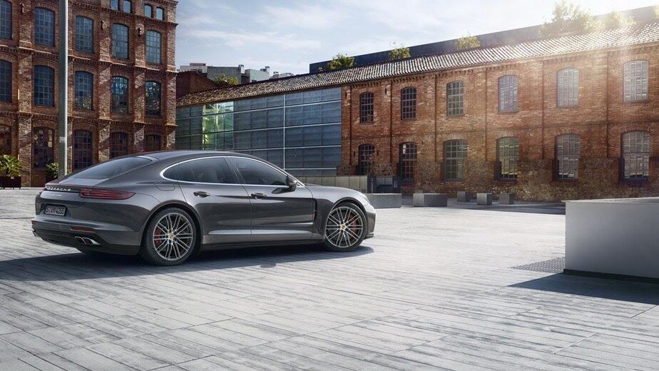 O novo Panamera agora conta 5,05 metros de comprimento, 1,94 m de largura e 1,42 de altura. Em relação ao modelo de 2013, é 3,4 centímetros maior, 0,6 cm mais largo e 0,5 cm mais alto