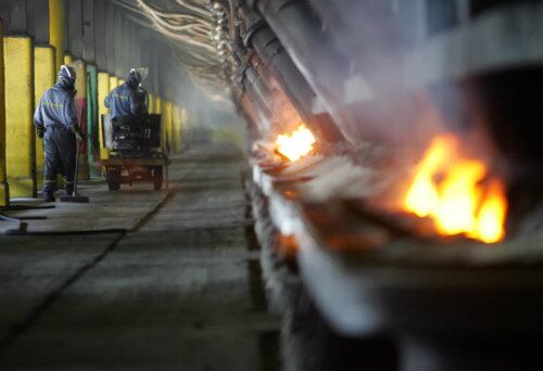 
A multinacional Alcoa anunciou em março cortes em linhas de produção das unidades de São Luiz (MA) e Poços de Caldas (MG)