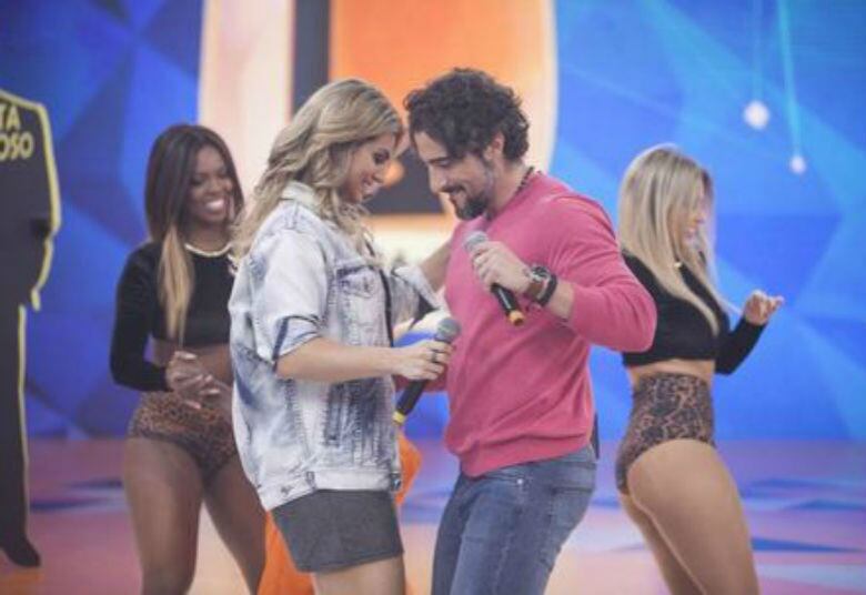 Kelly Key já fez Marcos Mion dançar no palco da atração

+ Assista às íntegras do Legendários no R7.com/Play!

+ Joelma e Chimbinha se emocionam e se abraçam no palco do Legendários; veja os convidados

+ Mergulho com tubarões! Juju passa por poucas e boas na África do Sul

+ Estilo próprio! Joelma, da banda Calypso, adora looks bafônicos; veja!
