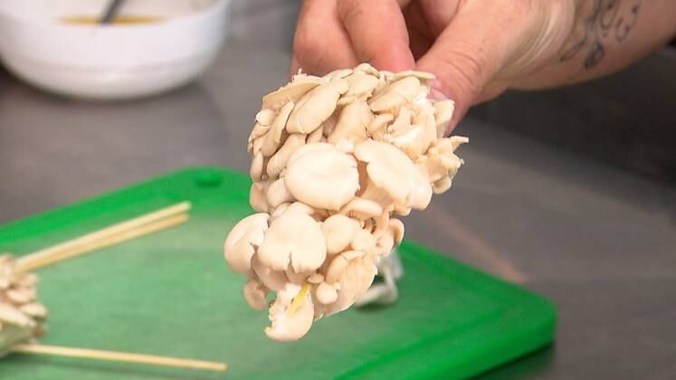 Espetinho de Shimeji
Ingredientes:
100 gramas de shimeji
Água
15 ml de molho shoyu
Manteiga
Modo de preparo:
Espete o shimeji e cubra-o com papel alumínio. Dentro do papel alumínio deixe um pouco de água e manteiga a fim de que os cogumelos cozinhem no vapor;
Coloque na grelha na parte de cima por cerca de 5 minutos de cada lado;
Na hora de servir, tire do alumínio e coloque sobre uma chapa ou grelha bem quente;
Regue com manteiga e shoyu e leve diretamente à mesa.