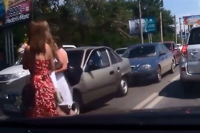 O gentil cavalheiro para o carro para ajudá-las — e o pior acontece