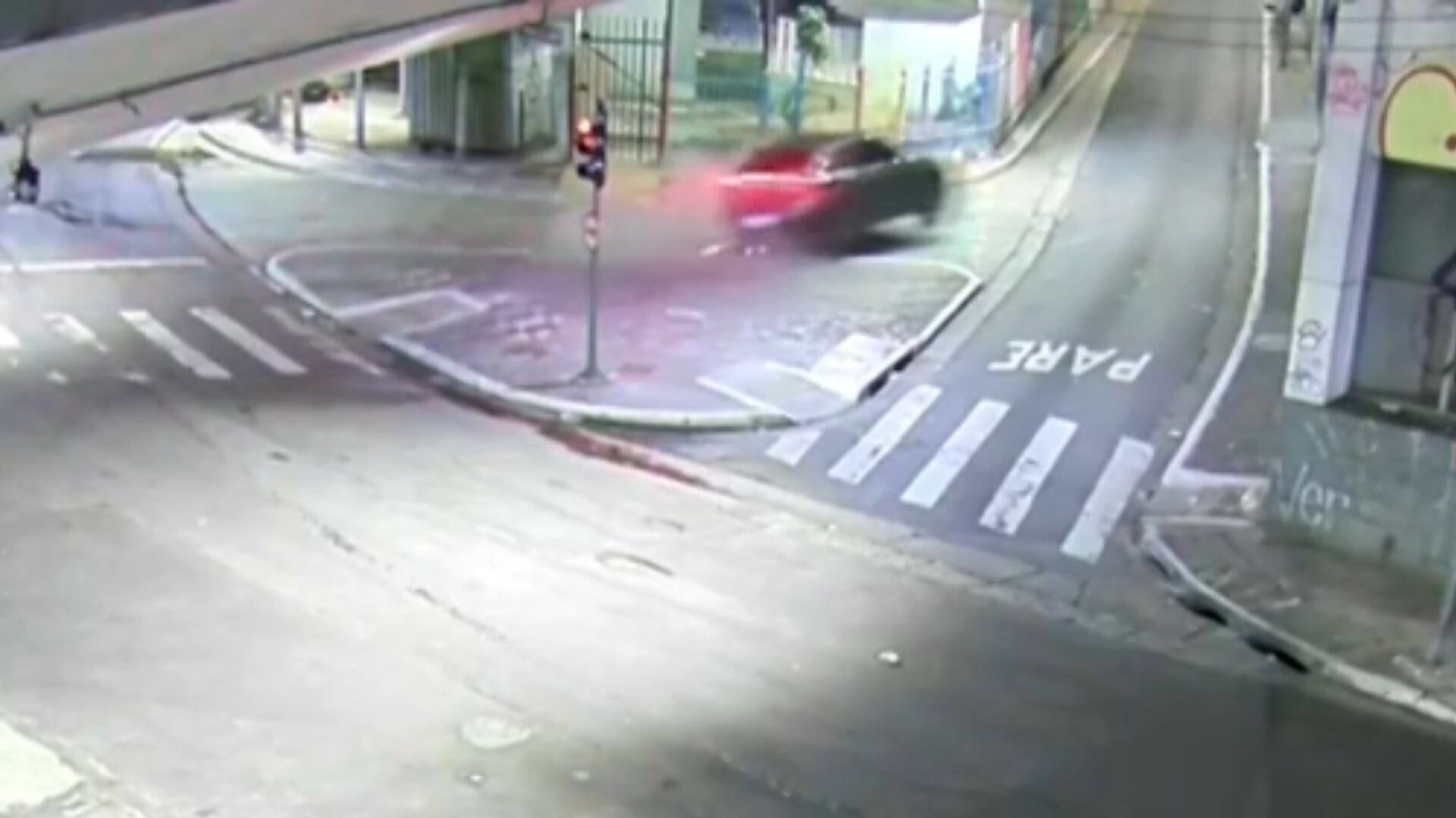 Motorista de Porsche avaliada em R$ 500 mil abandona carro após bater contra muro em São Paulo