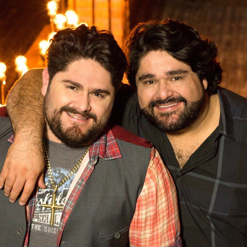 R7 — Como vocês lidam com o título de um dos criadores do sertanejo universitário?

Cesar Menoti — Isso só aumenta a nossa responsabilidade perante aos fãs, mas antes nos faz pensar em como colaboramos com a mudança do sertanejo. Depois de nós, vieram todas essas grandes duplas e sempre que encontramos com estes amigos, eles fazem questão de relembrar que fomos um incentivo pra eles.

