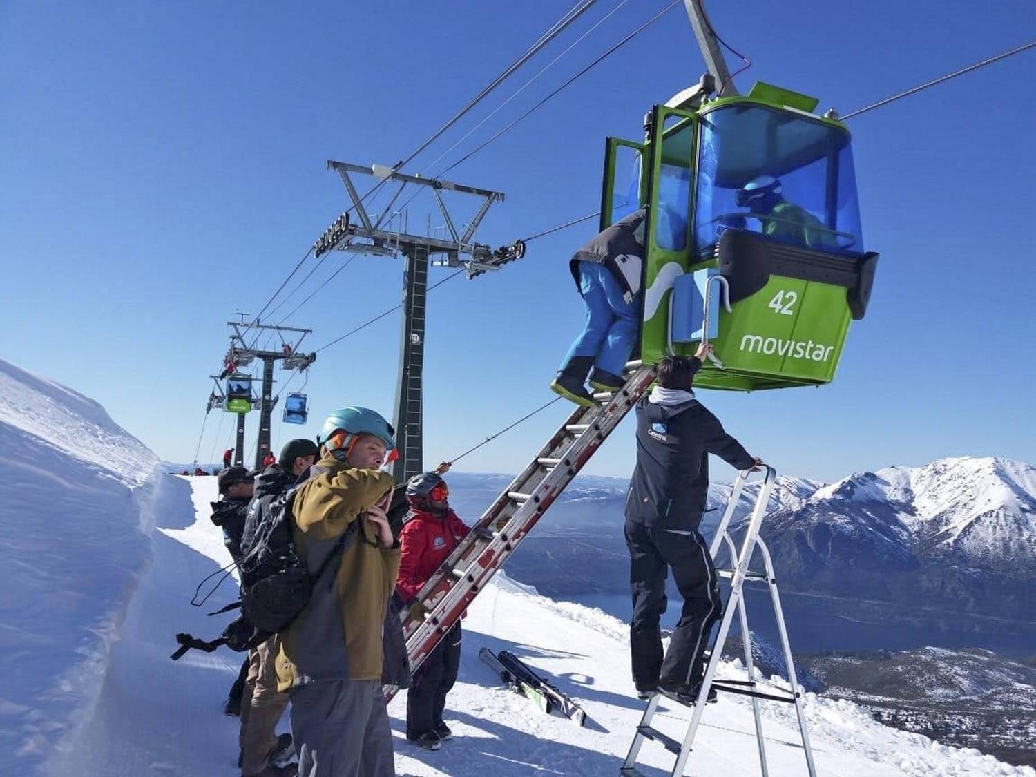 250 pessoas foram resgatas de teleférico
