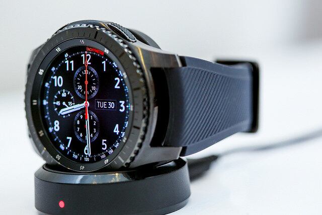 A Samsung anunciou nesta quarta-feira (31) o Gear S3, novo modelo de smartwatch da marca sul-coreana. A novidade foi anunciada durante a feira de tecnologia IFA, que acontece na Alemanha, nesta semana. Os dois novos modelos chamam a atenção por terem uma cara de "relógio". Sim, os acessórios contam com design clássico. A versão frontier (na imagem) pode até confundir nas fotos, não é mesmo? Saiba mais sobre os acessórios nas próximas imagens!
 