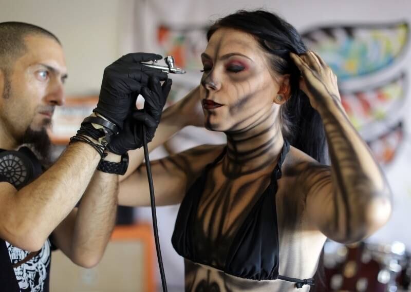 Artista chipriota pinta
o corpo de uma modelo durante um festival de pintura corporal na Primeira
Convenção Internacional de Tatuagem do Chipre, em Limassol