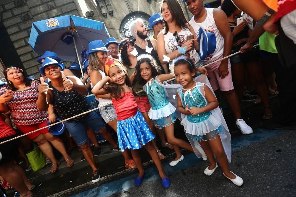 As fãs mirins de Anitta, chamadas de Poderosinhas, também marcaram presença