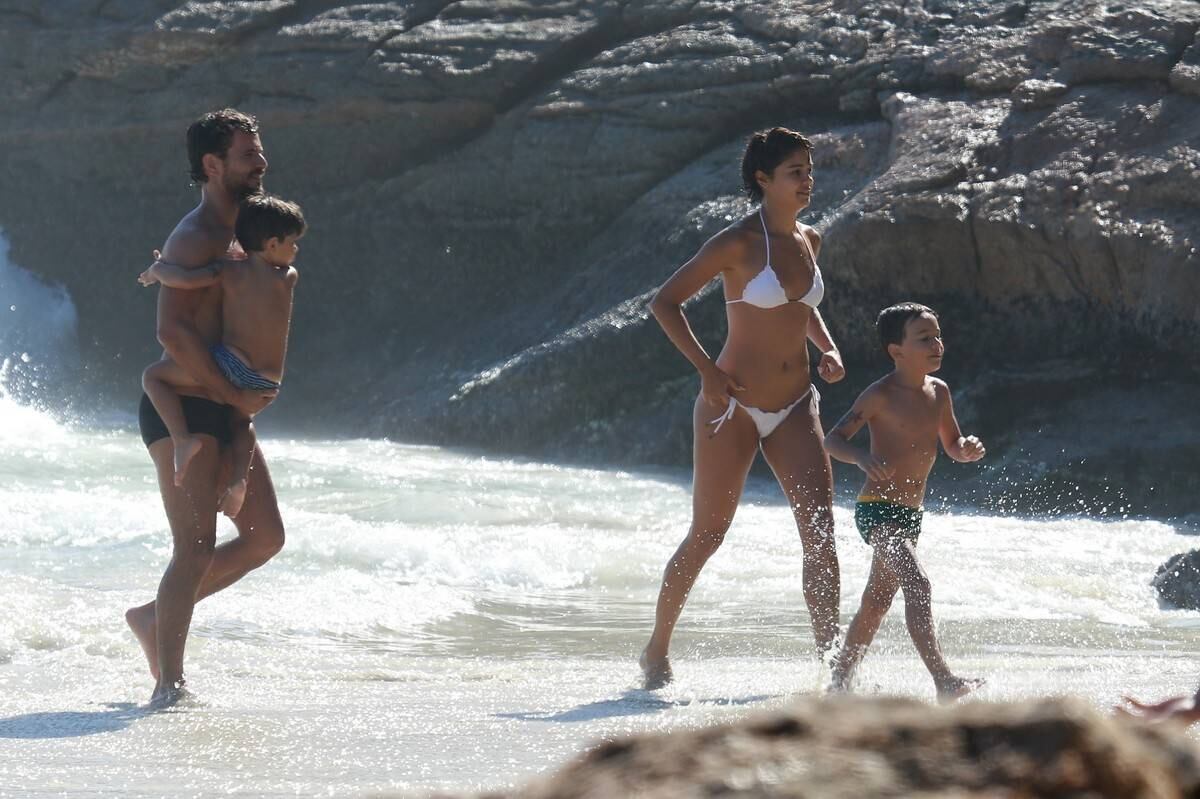 Sophie Charlotte e Daniel de Oliveira se divertem em praia com a família