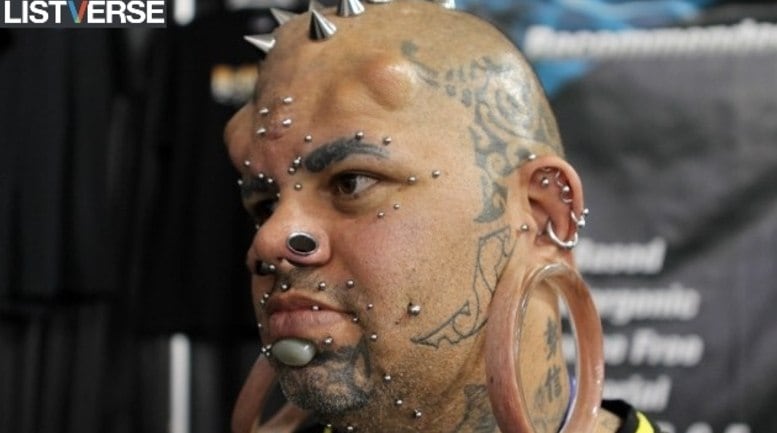 Kala Kaiwi é conhecido como o homem mutante. Ele tem 75% do corpo
coberto de tatuagens, língua dividida, 70 piercings e vários implantes
de silicone no rosto. Mas, o que chama mais atenção, são os "espinhos"
de metal parafusados em sua cabeça. E detalhe: todos os piercings que
ele tem no corpo foram colocados por ele mesmo. Que coragem!
